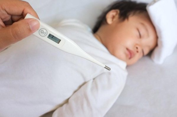 Trẻ bị viêm thanh quản có thể sốt nhẹ 